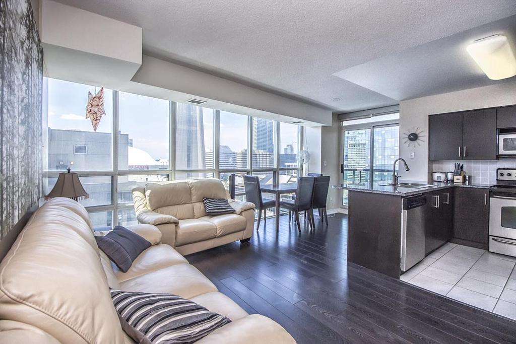 Napa Furnished Suites At Cn Tower & Maple Leaf Square โตรอนโต ห้อง รูปภาพ