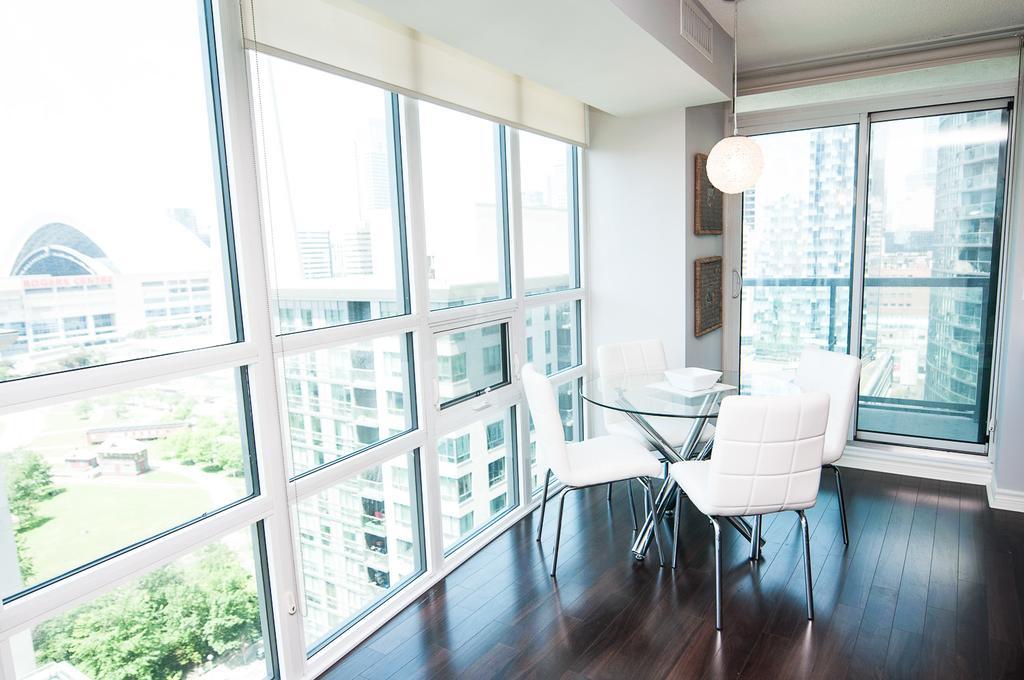 Napa Furnished Suites At Cn Tower & Maple Leaf Square โตรอนโต ภายนอก รูปภาพ