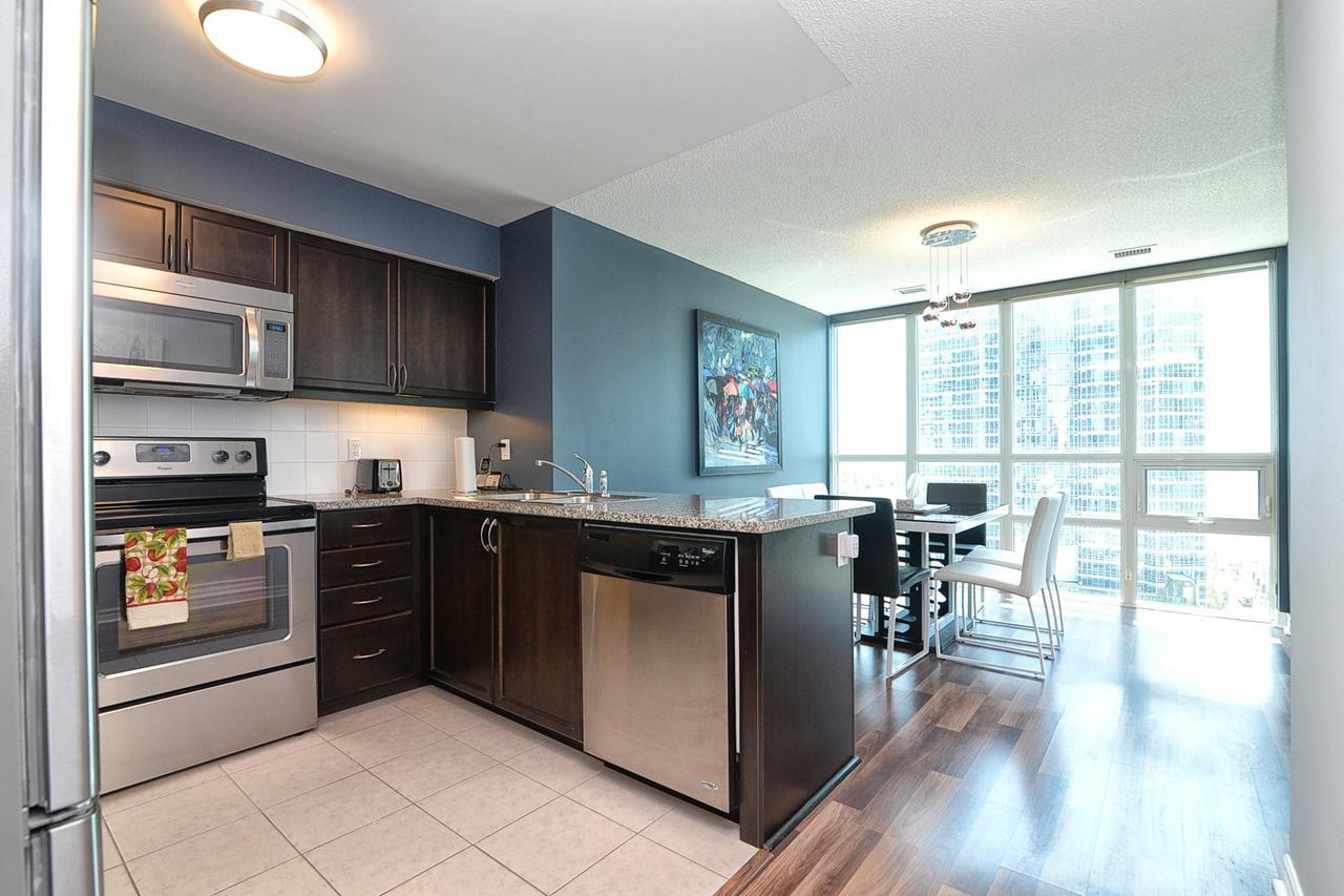 Napa Furnished Suites At Cn Tower & Maple Leaf Square โตรอนโต ภายนอก รูปภาพ