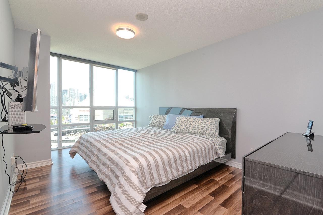 Napa Furnished Suites At Cn Tower & Maple Leaf Square โตรอนโต ภายนอก รูปภาพ