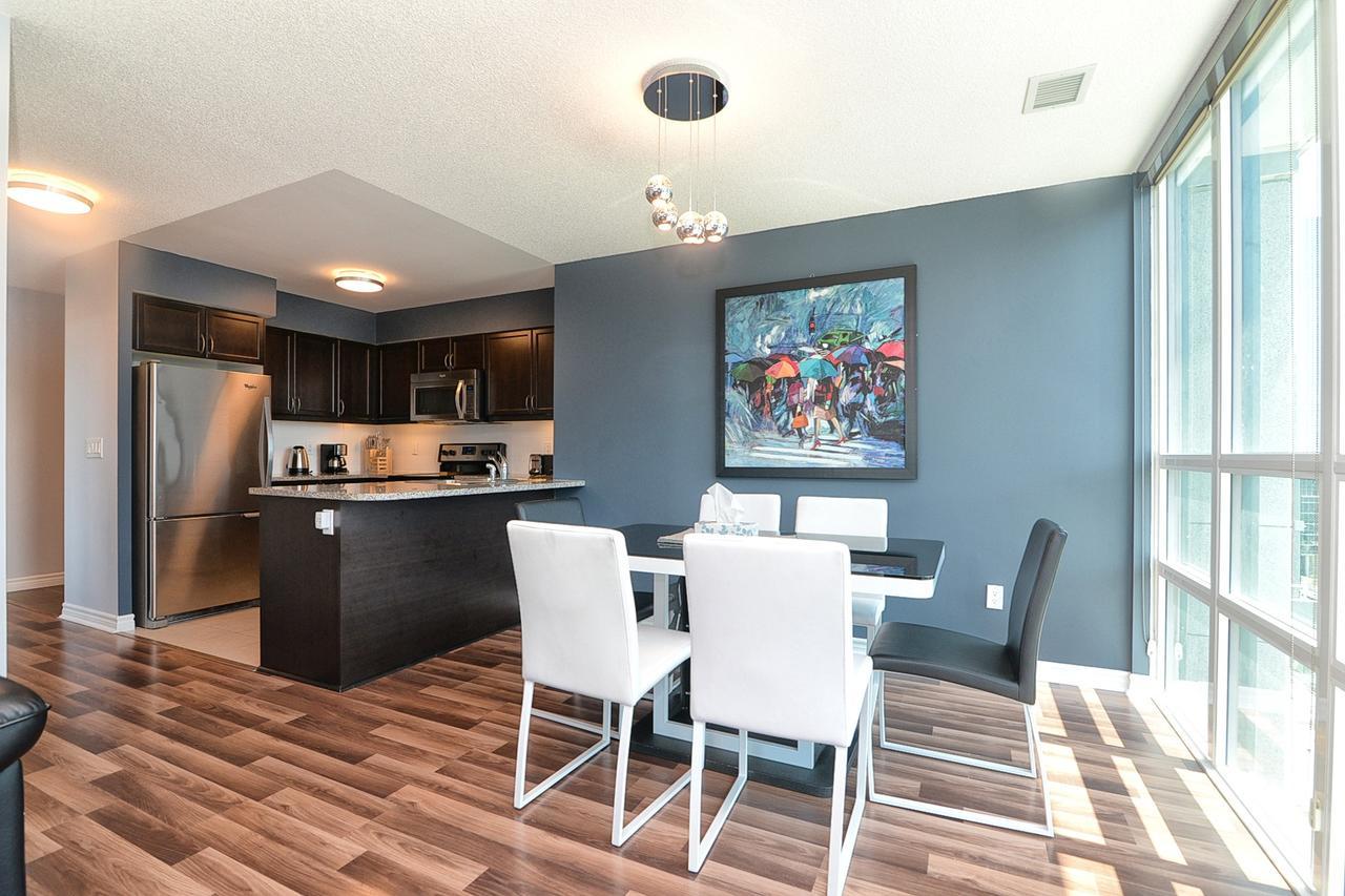 Napa Furnished Suites At Cn Tower & Maple Leaf Square โตรอนโต ภายนอก รูปภาพ