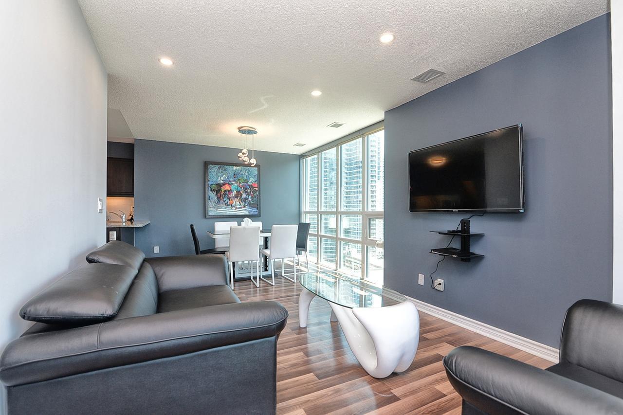 Napa Furnished Suites At Cn Tower & Maple Leaf Square โตรอนโต ภายนอก รูปภาพ