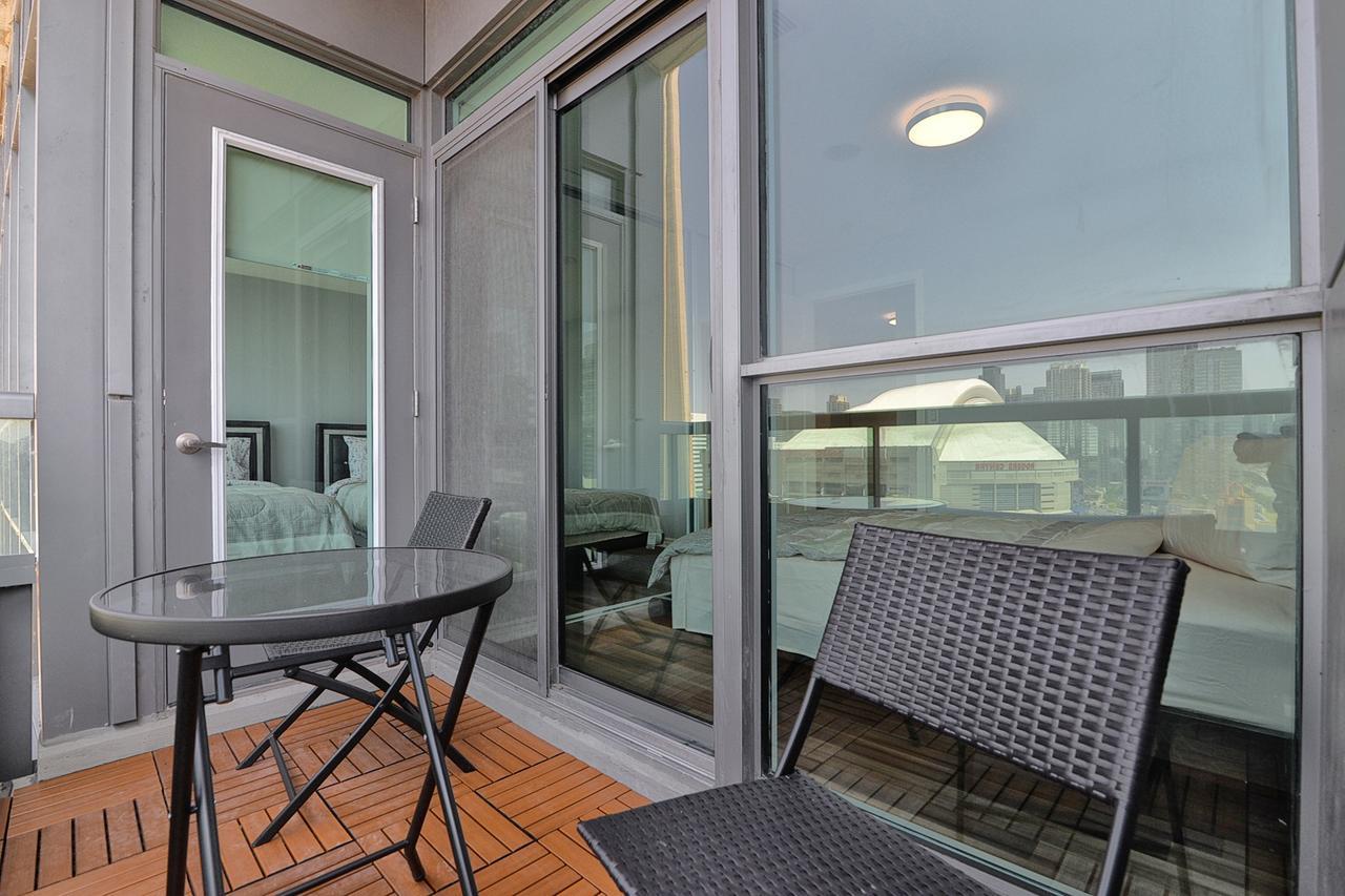 Napa Furnished Suites At Cn Tower & Maple Leaf Square โตรอนโต ภายนอก รูปภาพ
