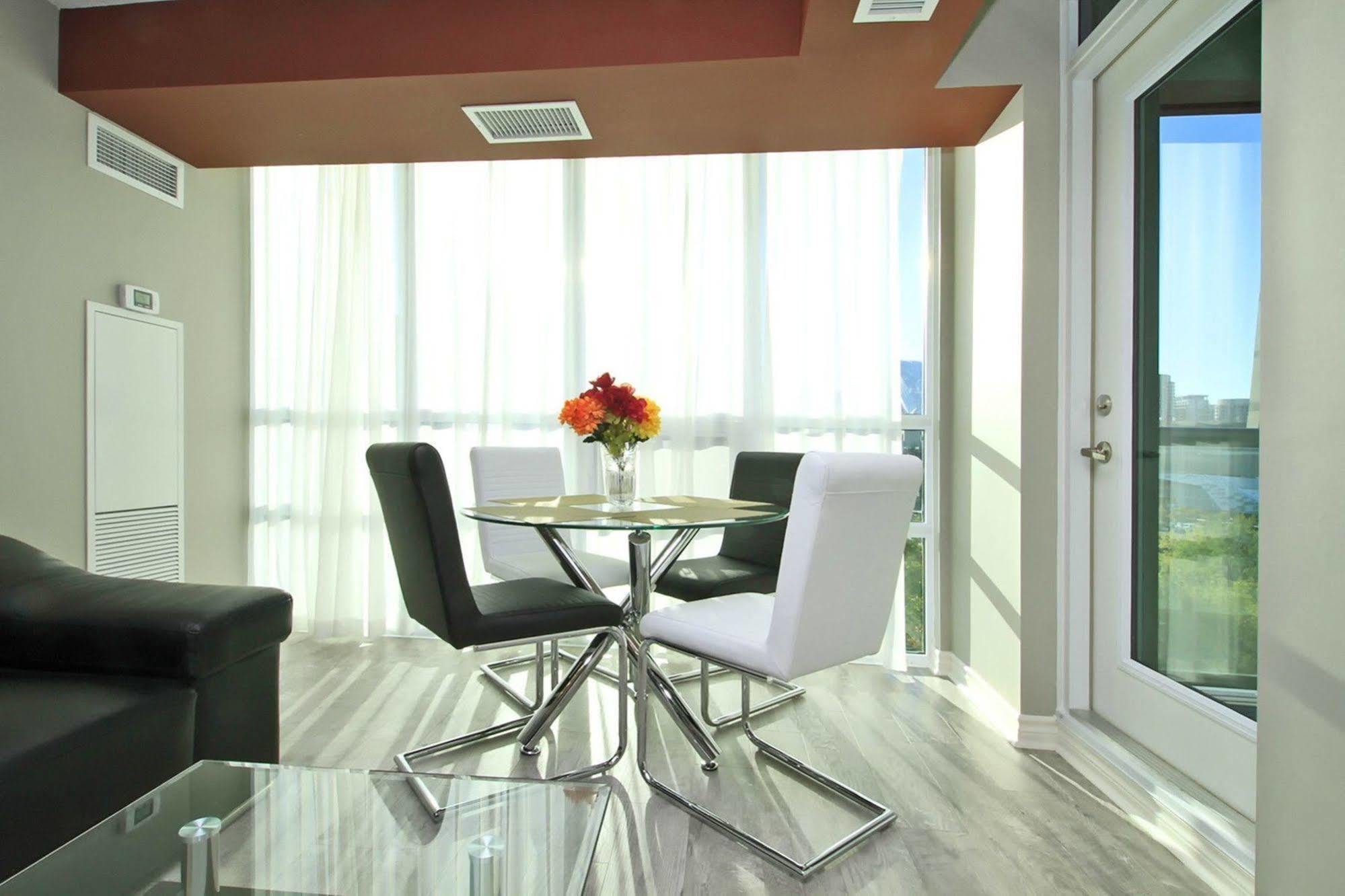 Napa Furnished Suites At Cn Tower & Maple Leaf Square โตรอนโต ภายนอก รูปภาพ