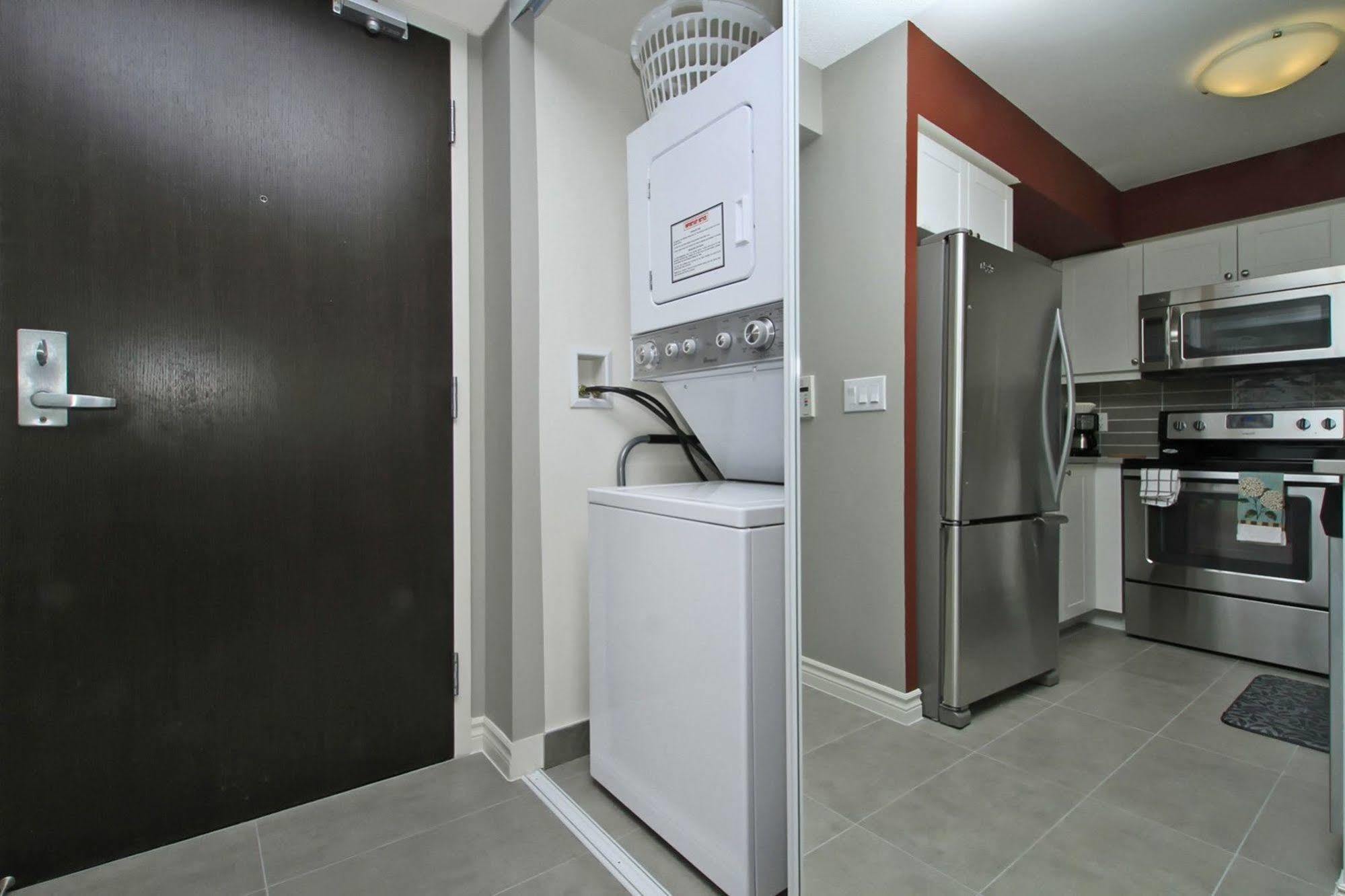 Napa Furnished Suites At Cn Tower & Maple Leaf Square โตรอนโต ภายนอก รูปภาพ