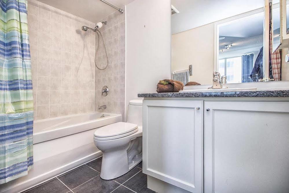 Napa Furnished Suites At Cn Tower & Maple Leaf Square โตรอนโต ภายนอก รูปภาพ